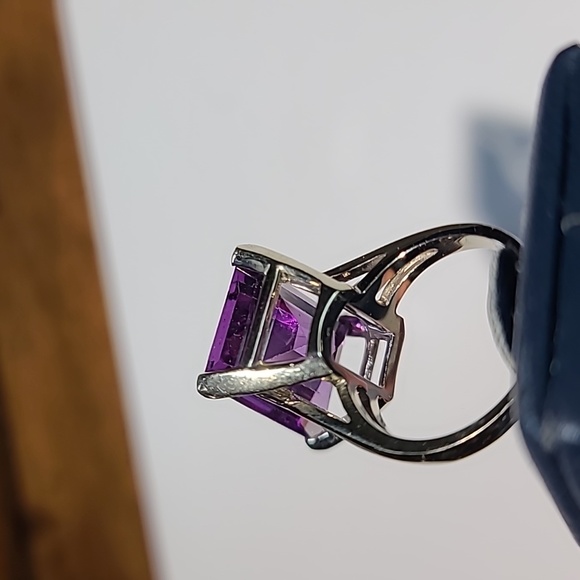 14KT white gold purple gemstone ring. - Picture 4 of 7